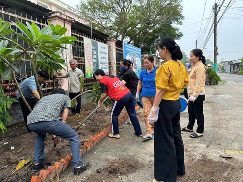 Hoạt động tạo mảng xanh, dọn dẹp cho khuôn viên trường xanh sạch đẹp