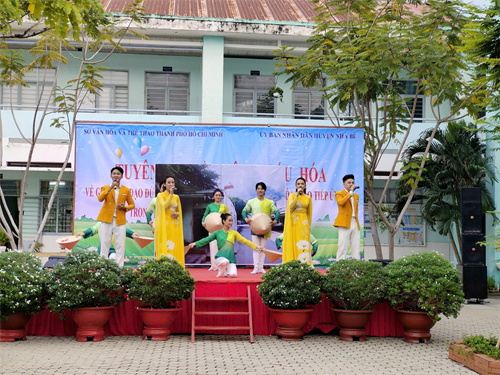 Sân khấu hóa giáo dục đạo đức, lối sống
và văn hóa ứng xử..