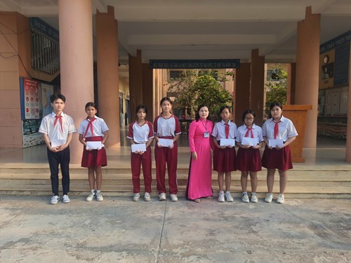 Sáng ngày 01/4/2024, Hiệu trưởng Trường THCS Phước Thạnh đã tổ chức trao 07 suất học bổng (mỗi suất 1 triệu) cho học sinh có hoàn cảnh khó khăn do Gia đình Đ/c Phạm Thị Thanh Hiền -Phó Bí thư Huyện ủy, Chủ tịch UBND huyện Củ Chi trao tặng