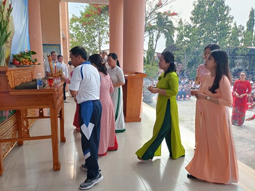 Sáng ngày 15/4/2024, CBQL, GV, NV và học sinh Trường THCS Phước Thạnh đã long trọng tổ chức Lễ Giỗ Tổ Hùng Vương.