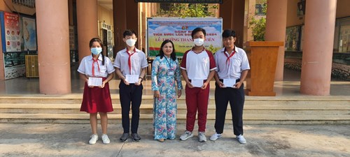 Sáng 08/4/2024 Trường THCS Phước Thạnh đã tổ chức khen thưởng cho 4 học sinh Đạt giải trong kỳ thi học sinh Giỏi cấp Thành phố năm học 2023-2024 (01 Giải 3 môn Toán, 01 Giải 3 môn Vật lý; 02 Giải 3 môn Công nghệ)