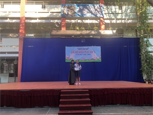 Sáng thứ 2 ngày 29/01/2024, trường THCS Quang Trung tổ chức Lễ sơ kết học kì I:
- Tuyên dương, khen thưởng học sinh giỏi, học sinh đạt giải các hội thi, cuộc thi.
- Kể chuyện về học tập và làm theo tư tưởng, đạo đức, phong cách Hồ Chí Minh.