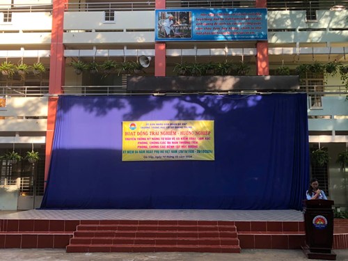 Sáng thứ 2 ngày 14/10/2024, trường THCS Quang Trung tổ chức sinh hoạt tiết Hoạt động trải nghiệm - hướng nghiệp với chủ đề  Truyền thông kĩ năng tự bảo vệ và kiểm soát cảm xúc – Phòng, chống tai nạn thương tích – Phòng, chống các bệnh tật học đường  và sinh hoạt kỷ niệm 94 năm Ngày Phụ nữ Việt Nam (20/10/1930 - 20/10/2024)