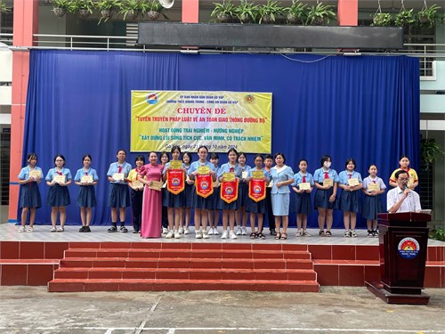 Sáng thứ 2 ngày 21/10/2024, trường THCS Quang Trung tổ chức sinh hoạt tiết Hoạt động trải nghiệm - hướng nghiệp với chủ đề  Xây dựng lối sống tích cực, văn minh, có trách nhiệm , bên cạnh đó nhà trường phối hợp với Công an Quận Gò Vấp tổ chức chuyên đề  Tuyên truyền pháp luật về an toàn giao thông đường bộ  đến tập thể cán bộ, giáo viên, nhân viên và học sinh.