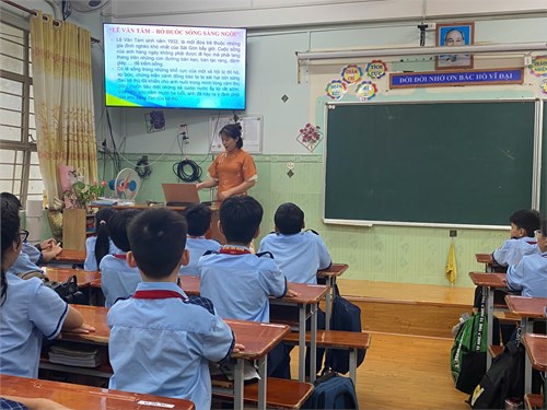 Ngày 17 và 18/10/2024, các Chi đội thuộc Liên đội THCS Quang Trung tổ chức sinh hoạt  Theo bước chân những người anh hùng  với chủ đề  Lê Văn Tám - Bó đuốc sống sáng ngời 