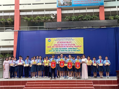 Sáng thứ 2 ngày 07/10/2024, Trường THCS Quang Trung tổ chức Lễ khai mạc hưởng ứng tuần lễ học tập suốt đời năm 2024 với chủ đề  Phát triển văn hóa đọc thúc đẩy học tập suốt đời  và sinh hoạt tiết Hoạt động trải nghiệm - hướng nghiệp với chủ đề  Giao tiếp, ứng xử trong học tập và cuộc sống 