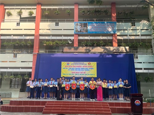 Sáng thứ 2 ngày 11/11/2024, trường THCS Quang Trung tổ chức sinh hoạt chủ đề Hội thi  Tìm hiểu truyền thống nhà trường , xây dựng văn hóa nhà trường và chủ đề  Đồng chí Trần Phú - Tổng bí thư đầu tiên của Đảng ta . Bên cạnh đó, Liên đội trao quyết định chuẩn y của Hội đồng Đội quận và cấp hiệu cho BCH Liên đội Nhiệm kỳ 2024 - 2025 và trao tặng huy chương cho học sinh khối lớp 9 đạt giải Hội thi Bóng đá chào mừng Ngày Nhà giáo Việt Nam 20/11