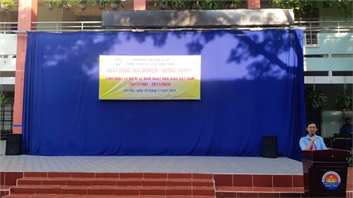 Sáng thứ 2 ngày 18/11/2024, trường THCS Quang Trung tổ chức tiết hoạt động trải nghiệm hướng nghiệp với chủ đề  Sinh hoạt kỷ niệm 42 năm ngày Nhà giáo Việt Nam (20/11/1982 - 20/11/2024) , bên cạnh đó trao tặng huy chương cho học sinh khối lớp 7 đạt giải cao Hội thi Bóng đá chào mừng Ngày Nhà giáo Việt Nam 20/11.