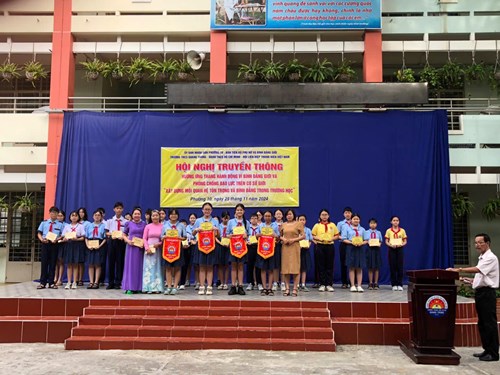 Sáng thứ 2 ngày 25/11/2024, Trường THCS Quang Trung phối hợp với UBND, Ban Vì sự tiến bộ phụ nữ và Bình đẳng giới Phường 10, Hội LHPN, Đoàn TNCS Hồ Chí Minh, Hội LHTN Việt Nam Phường 10 tổ chức Hội nghị tuyên truyền Luật bình đẳng giới và truyền thông chuyên đề “Xây dựng mối quan hệ tôn trọng và bình đẳng giới trong trường học” nhằm hưởng ứng Tháng hành động vì bình đẳng giới và phòng, chống bạo lực trên cơ sở giới.