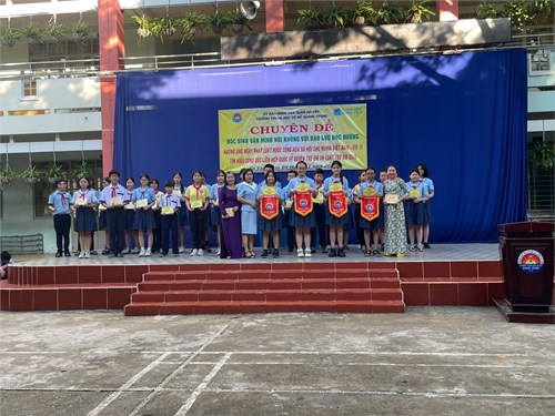 Sáng thứ 2, ngày 04/11/2024, trường THCS Quang Trung phát động hưởng ứng Ngày Pháp luật nước Cộng hòa xã hội chủ nghĩa Việt Nam - 09/11 và Tìm hiểu Công ước liên hợp quốc về Quyền trẻ em, Luật trẻ em 2016. Đồng thời nhà trường phối hợp với Trung tâm kỹ năng sống Rồng Việt thực hiện chuyên đề  Học sinh văn minh nói không với bạo lực học đường , giới thiệu sách về phòng chống bắt nạt, bạo lực học đường.