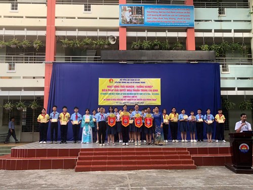 Thứ 2 ngày 09/12/2024, Trường THCS Quang Trung tổ chức tiết hoạt động trải nghiệm - hướng nghiệp với chủ đề  Biện pháp giải quyết mâu thuẫn trong gia đình . Đồng thời sinh hoạt kỷ niệm 80 năm ngày thành lập Quân đội nhân dân Việt Nam (22/12/1944 - 22/12/2024), sinh hoạt chủ đề  34 chiến sĩ đầu tiên Đội Việt Nam tuyên truyền giải phóng quân ,   Kể chuyện về học tập và làm theo tư tưởng, đạo đức, phong cách Hồ Chí Minh  do lớp 7/1 thực hiện với câu chuyện  Bác Hồ khuyên thanh niên , khen thưởng học sinh đạt giải các hội thi.