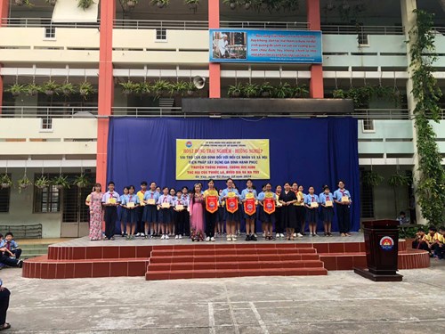 Sáng thứ 2 ngày 02/12/2024, trường THCS Quang Trung tổ chức tiết hoạt động trải nghiệm hướng nghiệp với chủ đề  Vai trò của gia đình đối với mỗi cá nhân và xã hội - Biện pháp xây dựng gia đình hạnh phúc  và Truyền thông  Phòng, chống HIV/AIDS - Tác hại của thuốc lá, rượu bia và ma túy , bên cạnh đó trao tặng huy chương cho học sinh khối lớp 6 đạt giải cao Hội thi Bóng đá.