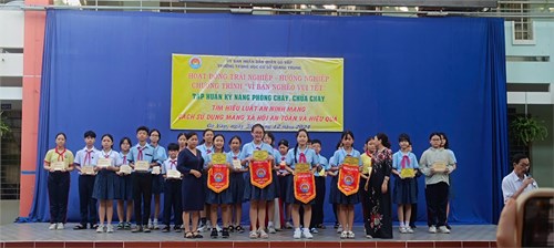 Thứ 2 ngày 30/12/2024, trường THCS Quang Trung tổ chức các hoạt động sau:
- Hoạt động trải nghiệm hướng nghiệp: chương trình  Vì bạn nghèo vui Tết .
- Tuyên dương các lớp thi đua đạt điểm cao trong tuần 17.
- Kể chuyện về học tập và làm theo tư tưởng, đạo đức, phong cách Hồ Chí Minh.
- Sinh hoạt tìm hiểu Luật an ninh mạng - Cách sử dụng mạng xã hội an toàn và hiệu quả.
- Tập huấn kỹ năng phòng cháy, chữa cháy.