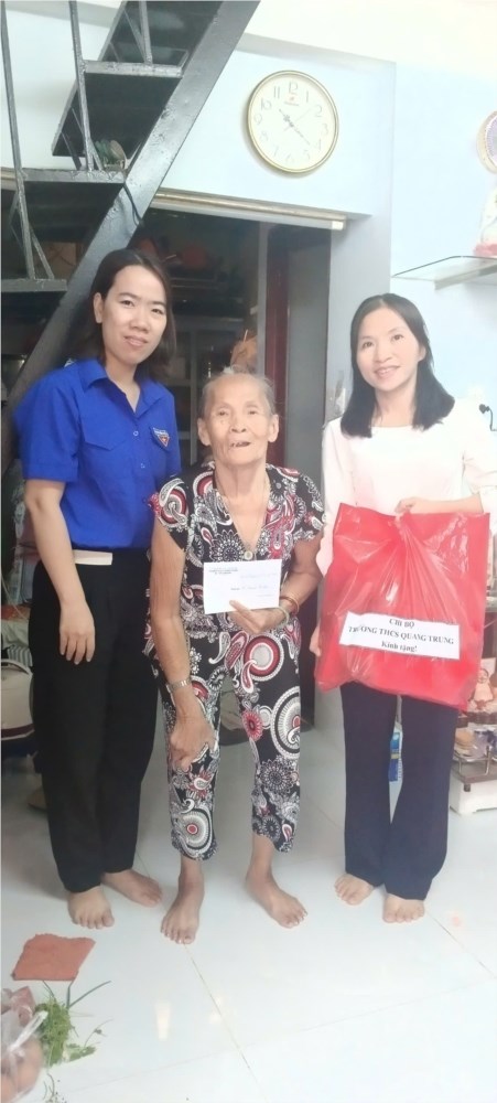 Chi bộ Trường THCS Quang Trung chăm lo người già, hoàn cảnh khó khăn tháng 12 từ quyên góp của đảng viên.