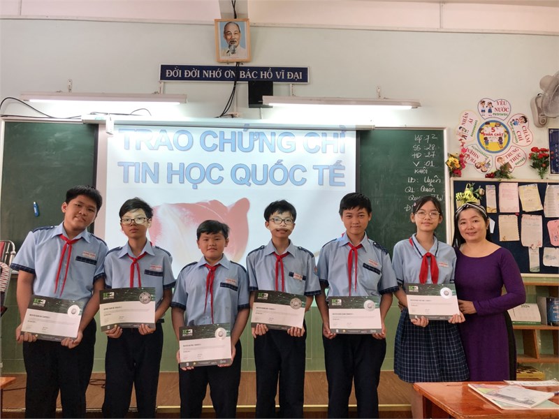 Giáo viên chủ nhiệm trao chứng chỉ Tin học Quốc tế