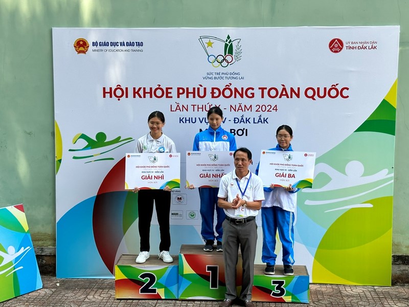 Chúc mừng em Nguyễn Lưu Lam Phương lớp 8/9 đạt giải ba môn bơi lội cự li 100m hội khỏe Phù đổng toàn quốc năm 2024