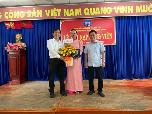 Ngày 11 tháng 6 năm 2024, Chi bộ trường THCS Quang Trung tổ chức lễ kết nạp Đảng cho đồng chí Bùi Thị Mỵ Nương