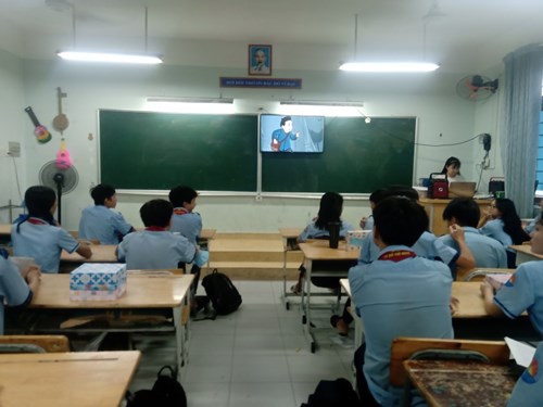 Liên đội THCS Quang Trung sinh hoạt tháng 4 với chủ đề  Vừ A Dính - Người anh hùng tuổi nhỏ chí lớn .