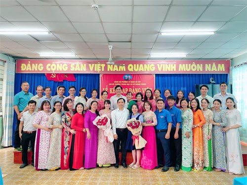 Ngày 22 tháng 7 năm 2024, Chi bộ trường THCS Quang Trung tổ chức lễ kết nạp Đảng cho đồng chí Nguyễn Thị Tâm và đồng chí Nguyễn Thị Tú