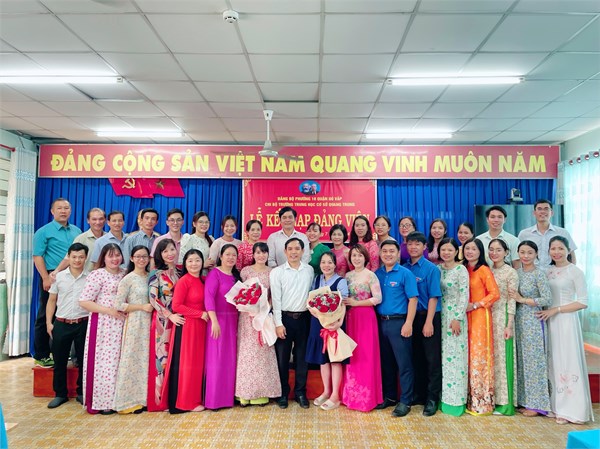 Ngày 22 tháng 7 năm 2024, Chi bộ trường THCS Quang Trung tổ chức lễ kết nạp Đảng cho đồng chí Nguyễn Thị Tâm và đồng chí Nguyễn Thị Tú