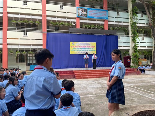 Sáng thứ 2 ngày 16/9/2024, trường THCS Quang Trung tổ chức tiết Hoạt động trải nghiệm - Hướng nghiệp với chủ đề  Chia sẻ cách thích ứng môi trường học tập, vượt qua áp lực căng thẳng để phát triển bản thân . Đồng thời, tổ chức vận động toàn trường thực hiện hoạt động  Bầu ơi thương lấy bí cùng  để chia sẻ, giúp đỡ đồng bào miền Bắc chịu ảnh hưởng của bão Yagi.