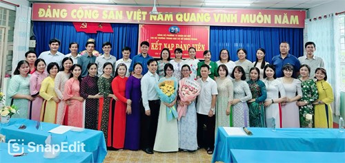 Ngày 23 tháng 9 năm 2024, Chi bộ trường THCS Quang Trung tổ chức lễ kết nạp Đảng cho đồng chí Hoàng Thị Duyên và đồng chí Phạm Thị Kim Tuyền