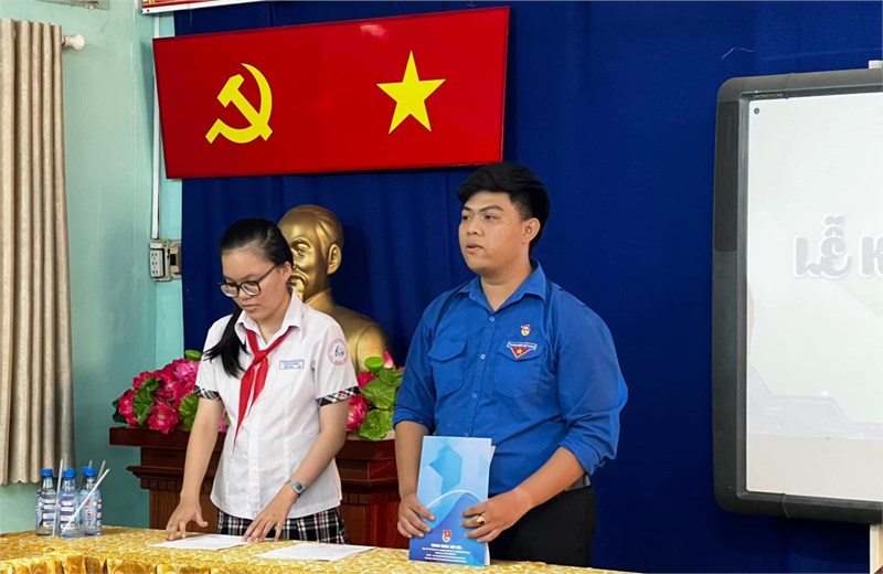 Lễ tổ chức Kết nạp đoàn viên mới cho học sinh ưu tú khối lớp 9 đứng vào tổ chức Đoàn TNCS Hồ Chí Minh.