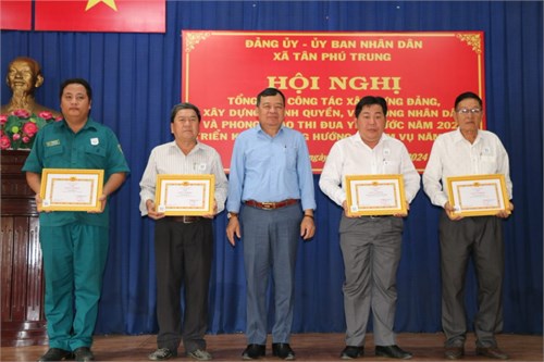 Tập thể Chi bộ và tập thể nhà trường đã nhận giấy khen của UBND xã