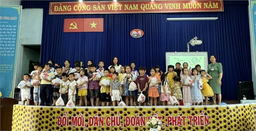 Hoạt động Ngày Quốc tế Thiếu nhi cho con CBQL-GV-NV trường THCS Tân Phú Trung