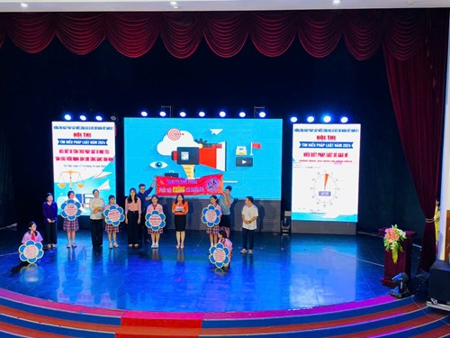 Thầy cô và học sinh Trường THCS Tân Sơn tham gia cuộc thi Tìm hiểu Pháp Luật năm 2024 sáng ngày 19/10/2024