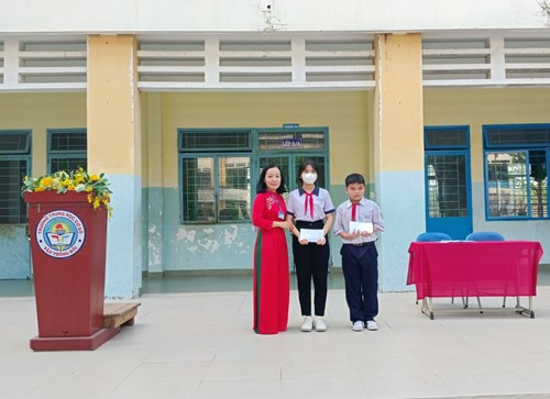 Gia đình đồng chí Phạm Thị Thanh Hiền - Phó Bí thư Huyện ủy, Chủ tịch UBND huyện Củ Chi trao tặng học bổng cho học sinh nghèo có hoàn cảnh khó khăn năm học 2023 - 2024