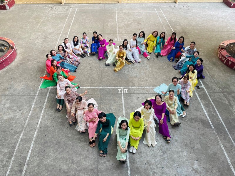 CĐCS Thanh Đa tổ chức các hoạt động chào mừng kỉ niệm 114 năm ngày Quốc tế Phụ nữ 8-3 và 1984 năm cuộc khởi nghĩa Hai Bà Trưng:
- Ôn lịch sử và ý nghĩa ngày 8-3
- Tổ chức hội thi “Một ngày làm nữ công” cho CĐV nam làm những bông hoa tặng cho các cô nhân ngày 8-3. Các thầy làm rất công phu và tỉ mỉ. Nhờ hoạt động này mà các cô mới biết các thầy cũng rất khéo tay 🥰
- Tổ chức trò chơi: Đuổi hình bắt chữ và tập thể dục theo clip cho các CĐV nữ
- Tặng quà cho CĐV nữ