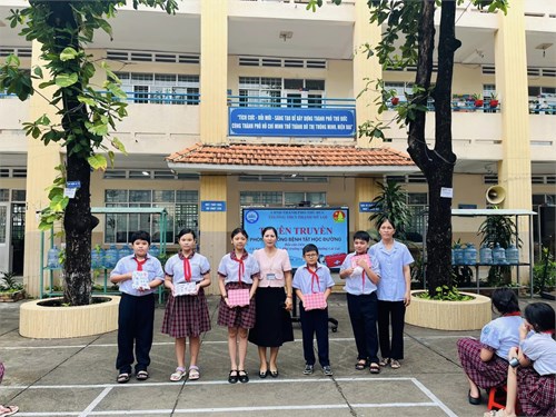 Tuyên truyền phòng chống bệnh tật học đường : Tật khúc xạ- Cong vẹo cột sống 