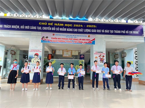 Trao giấy khen huy chương giải Cờ Tướng, Cờ Vua cấp trường