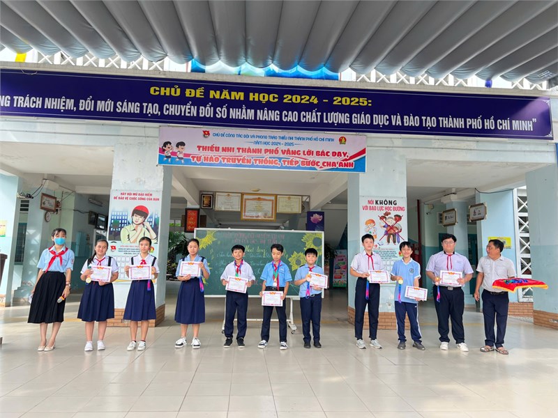 Trao giấy khen huy chương giải Cờ Tướng, Cờ Vua cấp trường