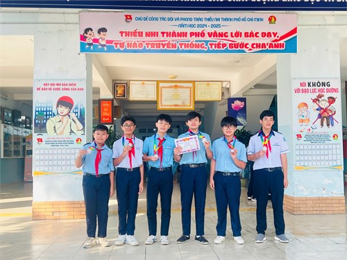 Trao giấy khen và huy chương giải Bóng chuyền cấp trường năm học 2024-2025