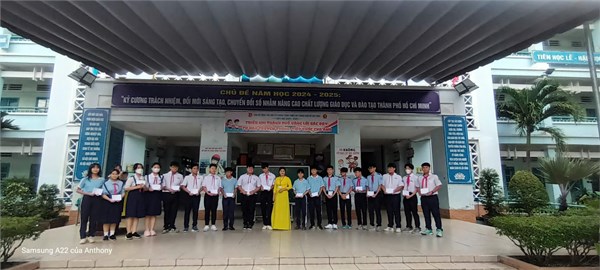 Khen thưởng học sinh giỏi giải toán trên Máy tính cầm tay cấp huyện - Năm học 2024-2025