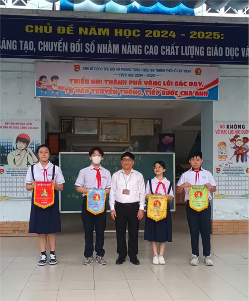 Trao cờ thi đua các lớp tiêu biểu tuần 14