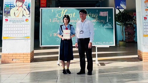 Khen thưởng đột xuất cho học em Trương Thuỳ Dương 8/9 đạt giải Ba Hội thi Kể chuyện bằng tiếng Anh cấp huyện - Năm học 2024-2025