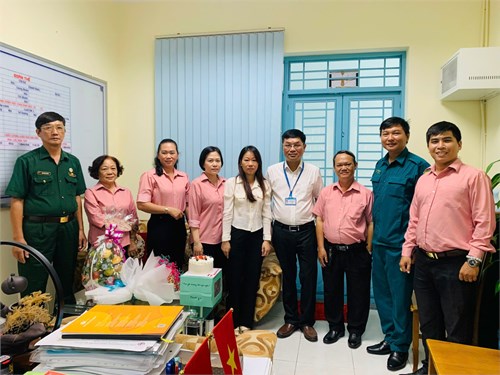 Lãnh đạo các Ban ngành, Đoàn thể phường Phú Trung đến thăm và tặng quà, chúc mừng các thầy, cô Trường THCS Thoại Ngọc Hầu nhân kỷ niệm 42 năm ngày Nhà giáo Việt Nam 20/11