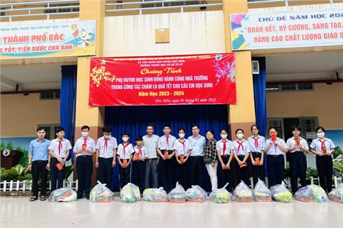  NỤ CƯỜI HỒNG -  TẾT YÊU THƯƠNG 
CHƯƠNG TRÌNH  PHỤ HUYNH ĐỒNG HÀNH CÙNG NHÀ TRƯỜNG TRONG CÔNG TÁC CHĂM LO QUÀ TẾT CHO CÁC EM HỌC SINH 
Sáng ngày 01/02/2024 Liên đội phối hợp với phụ huynh học sinh nhà trường trao 20 phần quà và bao lì xì trong cho các bạn Đội viên học sinh có hoàn cảnh khó khăn vui Tết.
Liên đội xin chân thành cảm ơn tình yêu thương, sẻ chia của quý phụ huynh học sinh, thầy cô. Chúc các bạn học sinh sẽ có một cái tết ấm no, vui vẻ, an toàn và hạnh phúc.