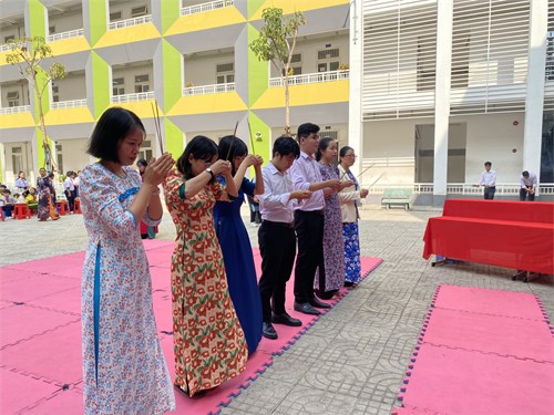 Tổ ANH- LSĐL -GDCD dâng hương ngày Giỗ Tổ Hùng Vương 10/3