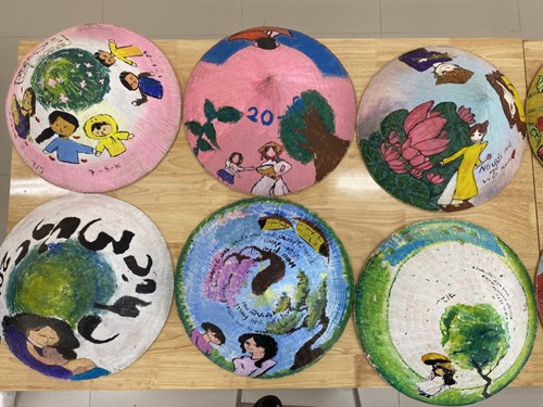 Thi vẽ tranh trên nón lá .