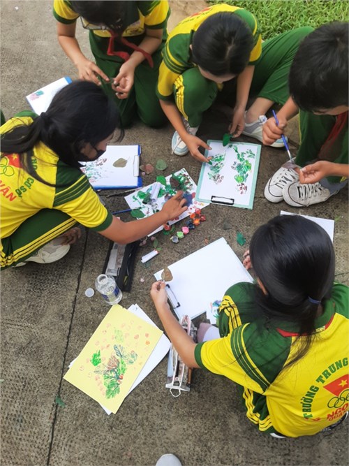 Trải nghiệm in hoa và lá ngoài trời.