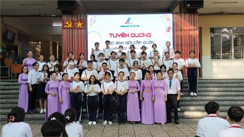 Trường THCS Tôn Thất Tùng vinh danh và khen thưởng tập thể thầy và trò Đội tuyển Học sinh giỏi đã đạt thành tích cao trong kỳ thi Học sinh giỏi cấp Quận, năm học 2024 - 2025