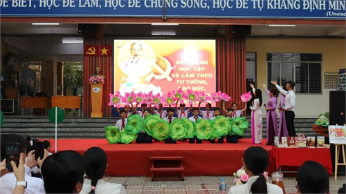 Trường THCS Tôn Thất Tùng thực hiện Kế hoạch của Ban Tuyên giáo Quận ủy phối hợp với PGD&ĐT quận Tân Phú về tổ chức sinh hoạt chuyên đề về tư tưởng, đạo đức và phong cách Hồ Chí Minh trong giáo viên, đoàn viên, học sinh với Chủ đề  Thực hành dân chủ, tăng cường pháp chế, đảm bảo kỷ cương 