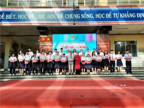 Trường THCS Tôn Thất Tùng tổ chức kết nạp cho 29 đoàn viên khối 9