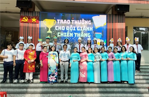 Tổ Ngữ Văn trường THCS Tôn Thất Tùng tổ chức chuyên đề  Mở rộng không gian lớp học qua tiết Ôn tập Thơ hiện đại , năm học 2023-2024