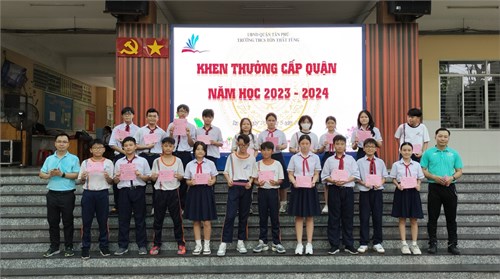 Liên Đội trường THCS Tôn Thất Tùng tổ chức  Hội thu heo đất lần 2  và  Khen thưởng cấp Quận  các em học sinh đạt thành tích cao, năm học 2023-2024