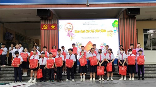 Liên Đội Trường THCS Tôn Thất Tùng tổ chức Hoạt động  Bầu Ơi Thương Lấy Bí Cùng  quyên góp ủng hộ đồng bào bị thiệt hại do cơn bão số 3 và trao tặng học bổng 20 triệu đồng để mua sắm 56 phần quà trung thu và 10 thẻ bảo hiểm y tế cho học sinh khó khăn, năm học 2024-2025